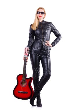 mulher em um terno de couro com guitarra em branco