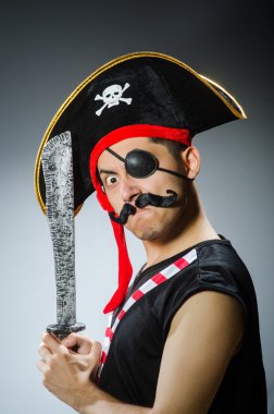 Karanlık stüdyodaki komik korsan.