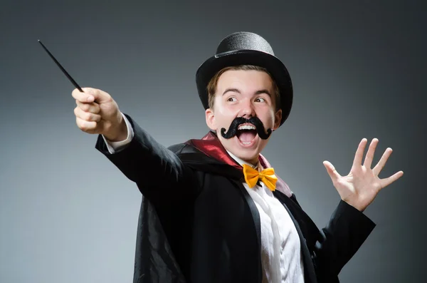 Magicien drôle avec baguette et chapeau — Photo