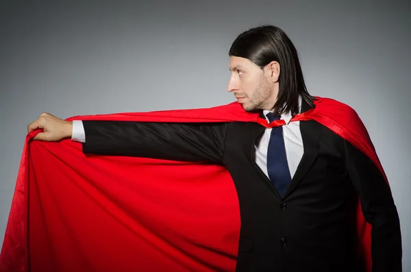 Superman koncept s mužem v červeném obalu — Stock fotografie