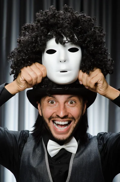 Tiyatro maskesiyle komik bir kavram. — Stok fotoğraf