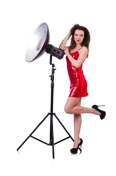穿着红色衣服的女人在演播室里摆姿势 — 图库照片