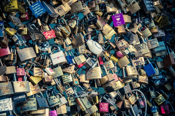 爱在巴黎桥的锁 — 图库照片