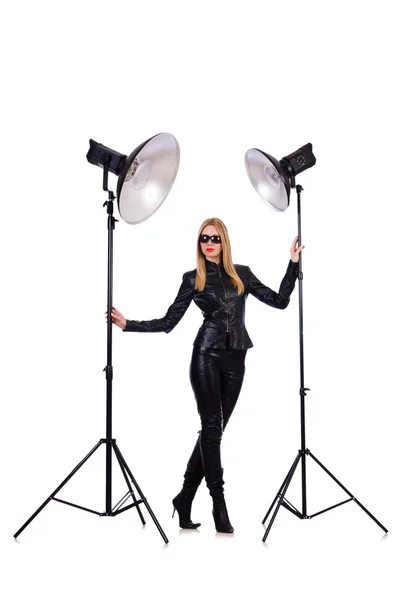 Frau in schwarzem Lederkleid bei Schießerei im Studio — Stockfoto