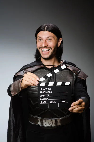 Caballero con el tablero de la película clapperboard — Foto de Stock