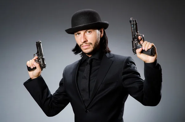 Чоловік у старовинному капелюсі з пістолетом — стокове фото