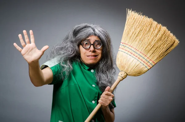 Hombre divertido con cepillo y peluca — Foto de Stock