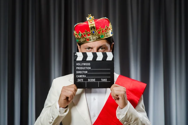 Koning met film board in grappige concept — Stockfoto
