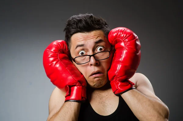 Boxeador divertido con guantes rojos sobre fondo oscuro — Foto de Stock