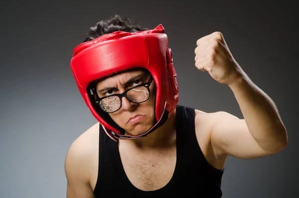 Boxer engraçado com luvas vermelhas contra fundo escuro — Fotografia de Stock