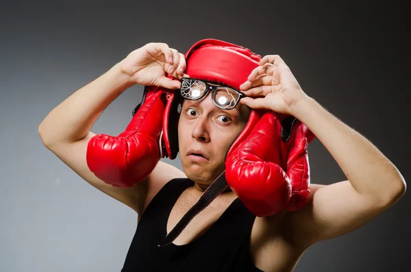 Boxeador divertido con guantes rojos sobre fondo oscuro —  Fotos de Stock