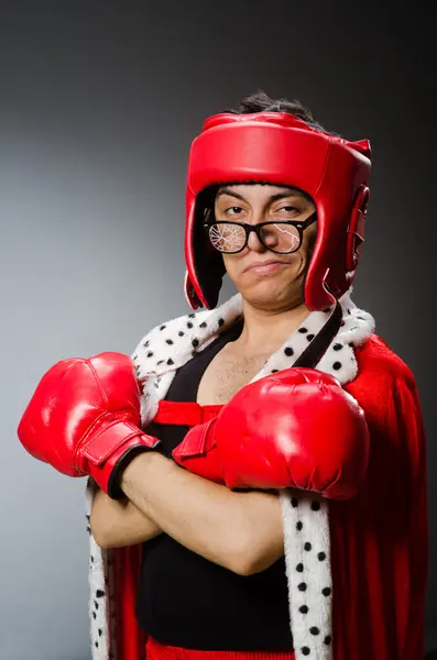 Boxer engraçado com luvas vermelhas contra fundo escuro — Fotografia de Stock