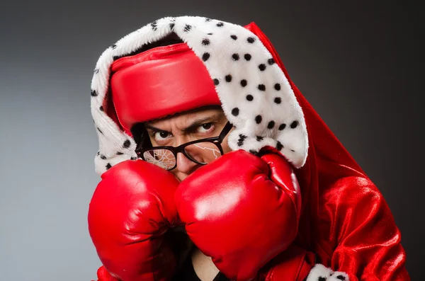 Funny boxer s červenými rukavicemi proti tmavému pozadí — Stock fotografie