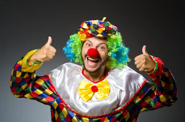 Vtipný klaun v barevném kostýmu — Stock fotografie