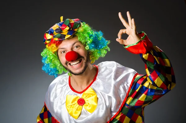 Grappige clown in kleurrijk kostuum — Stockfoto