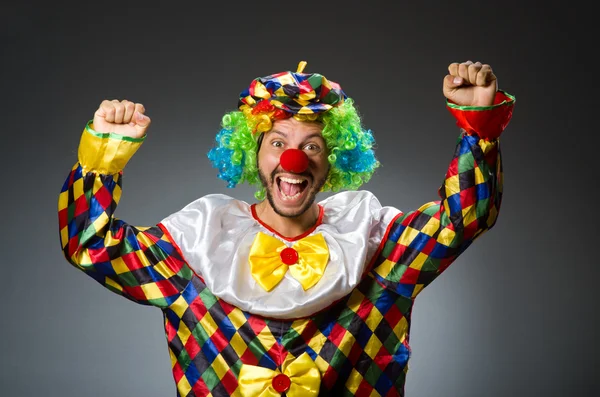 Payaso divertido en traje colorido — Foto de Stock