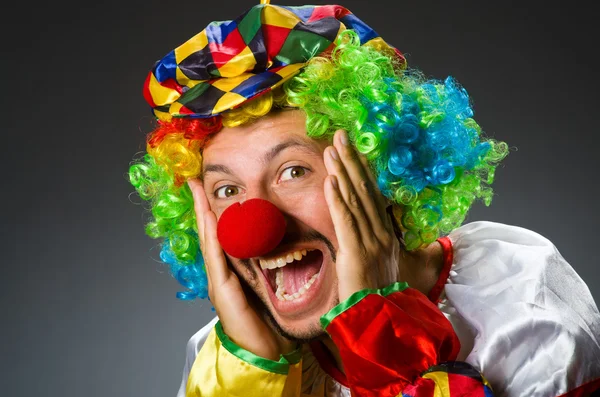 Lustiger Clown im bunten Kostüm — Stockfoto