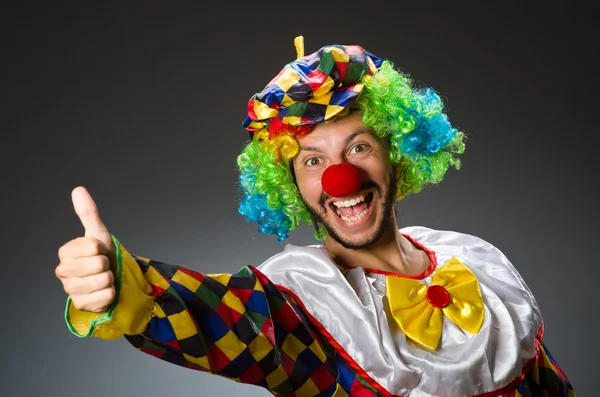 Śmieszny klaun w kolorowym kostiumie — Zdjęcie stockowe