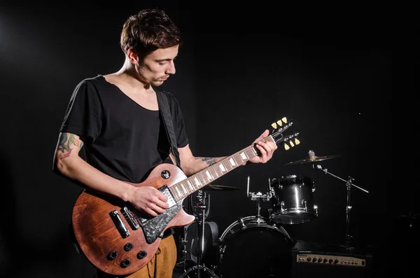 Homem com guitarra durante concerto — Fotografia de Stock