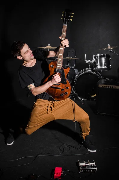 Homem com guitarra durante concerto — Fotografia de Stock