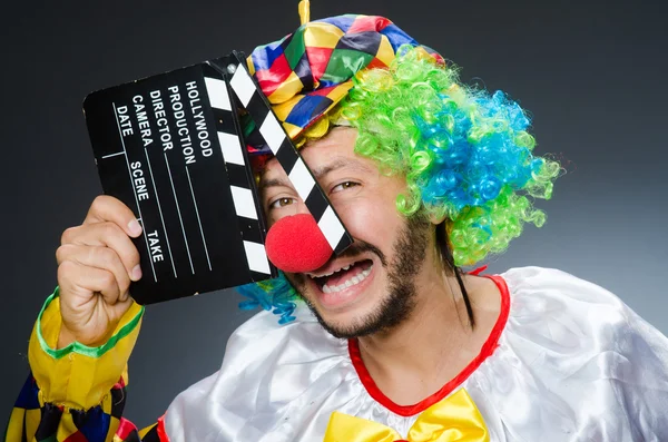 Clown met film clapper board — Stockfoto