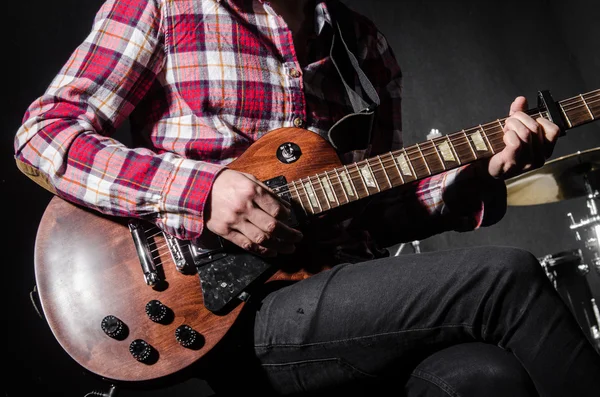 Hombre con guitarra durante el concierto — Foto de Stock