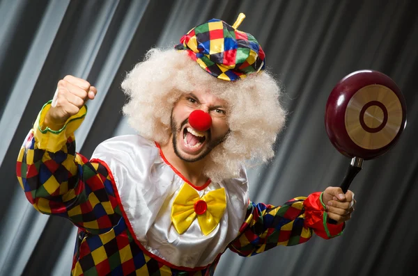 Clown arrabbiato con padella — Foto Stock