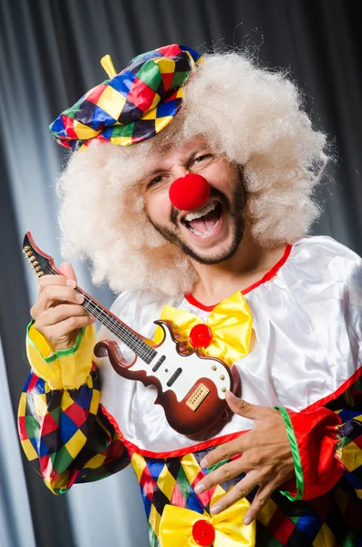 Boos clown met gitaar in grappige concept — Stockfoto