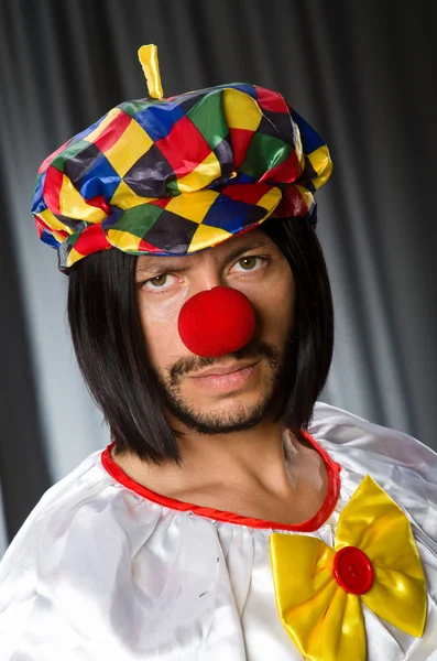 Trauriger Clown vor grauem Hintergrund — Stockfoto