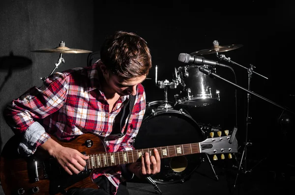 Mann mit Gitarre während Konzert — Stockfoto
