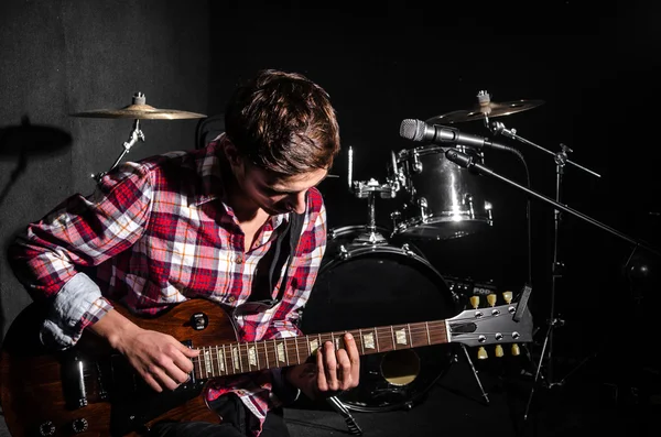 Man med gitarr under konsert — Stockfoto