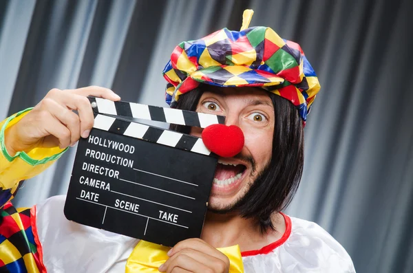 Clown med film clapper styrelse — Stockfoto