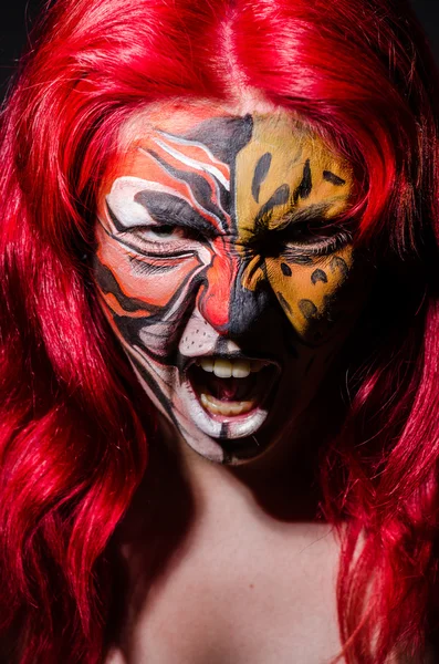Mulher com cara de tigre no conceito halloween — Fotografia de Stock