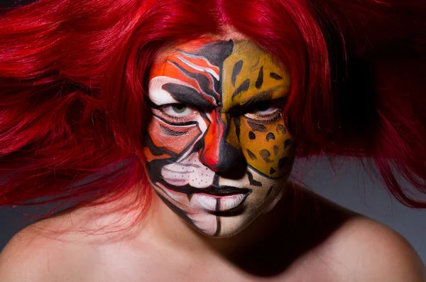 Femme avec visage de tigre dans le concept d'Halloween — Photo