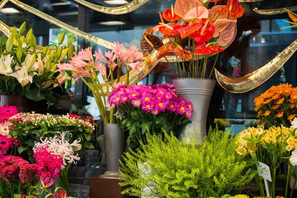 Вуличний квітковий магазин з різнокольоровими квітами — стокове фото