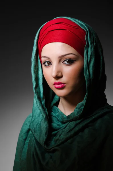 Portrait de la jeune femme avec foulard — Photo