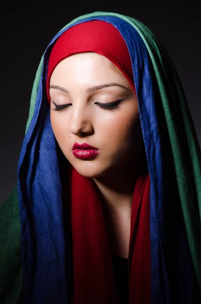 Портрет молодой женщины с платком — стоковое фото
