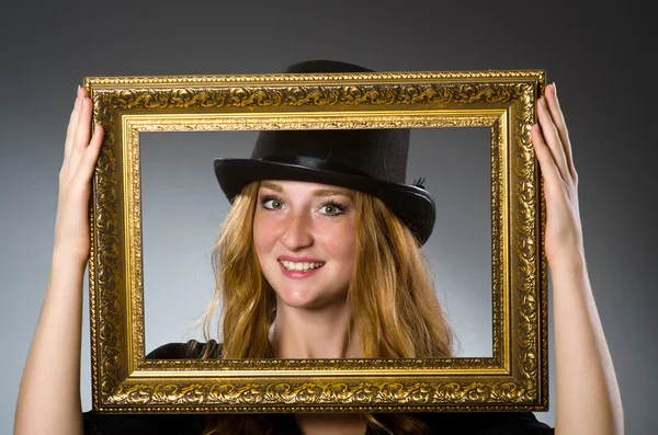 ヴィンテージの帽子と画像フレームを持つ女性 — ストック写真