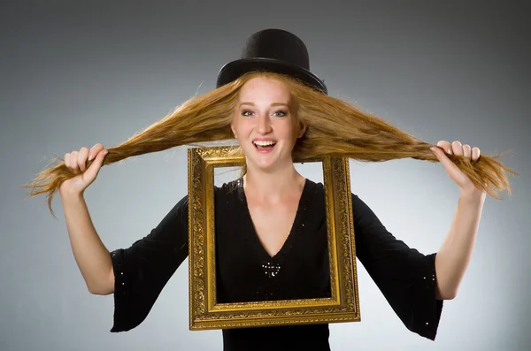 Kvinna med vintage hatt och ram bild — Stockfoto