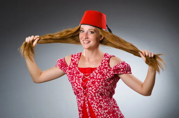 Mulher usando chapéu vermelho fez — Fotografia de Stock