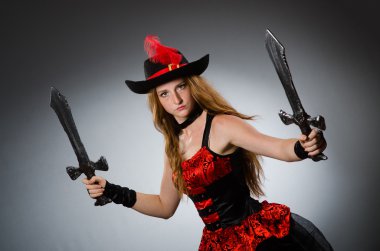 Keskin silahı olan kadın korsan.