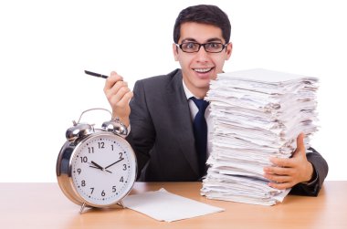 Beyazlara izole edilmiş kağıt yığınıyla meşgul bir adam.