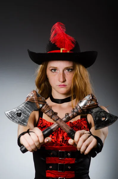 Mujer pirata con arma afilada —  Fotos de Stock