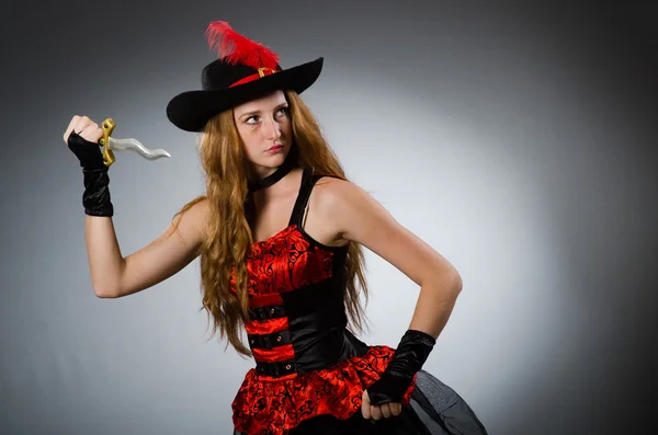 Kvinnlig pirat med vassa vapen — Stockfoto