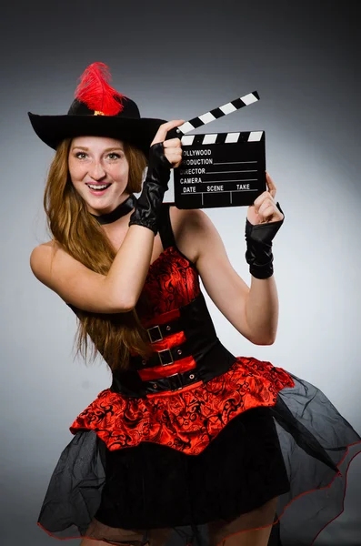 Frau im Piratenkostüm mit Filmtafel — Stockfoto