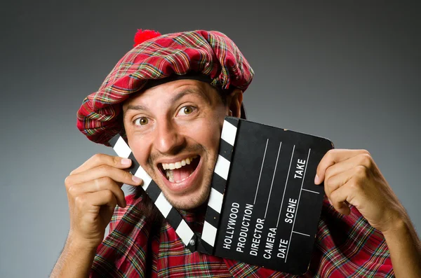 Смешной шотландец с киношной доской — стоковое фото