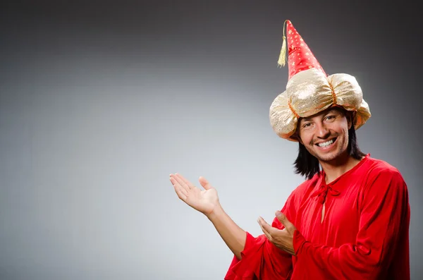 Feiticeiro engraçado vestindo vestido vermelho — Fotografia de Stock