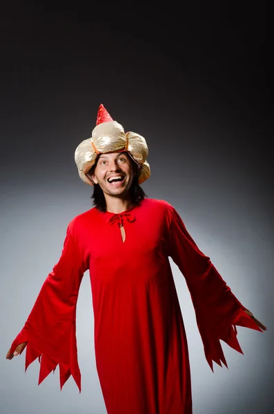 Αστείος μάγος που φοράει κόκκινο φόρεμα — Φωτογραφία Αρχείου