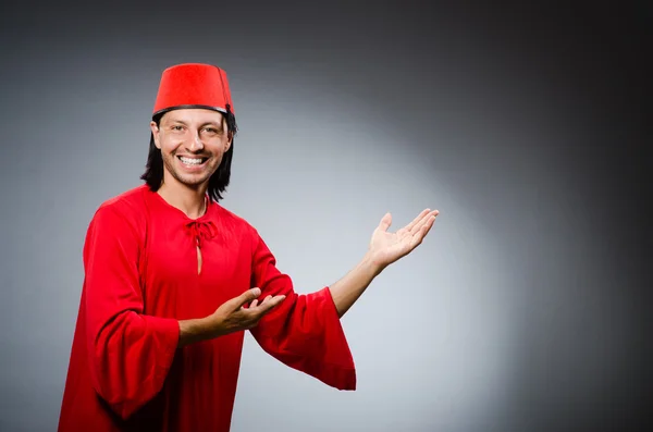 Homem de vestido vermelho usando fez chapéu — Fotografia de Stock