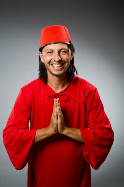 Homem de vestido vermelho usando fez chapéu — Fotografia de Stock